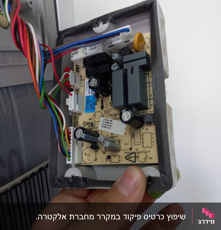 לוח מעגלים חשמלי עם חוטים צבעוניים מחוברים